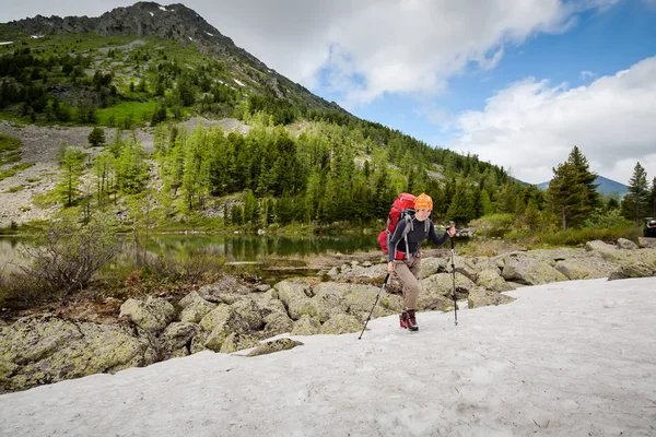 Mochilero está de excursión en las tierras altas de las montañas de Altai, Rusia — Foto de Stock