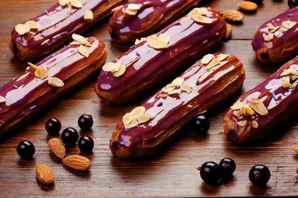 Eclairs auf Holztisch — Stockfoto