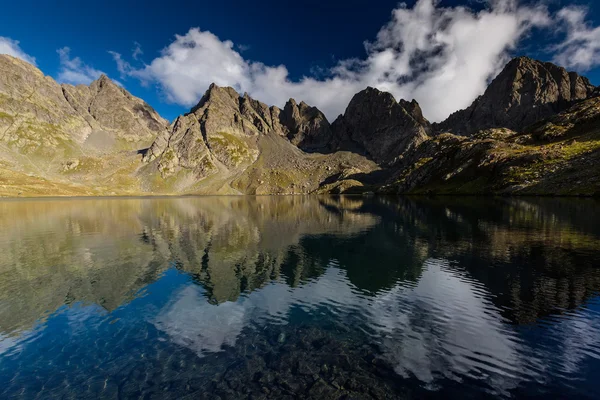 Malebné jezero v údolí Kavkazu v Gruzii — Stock fotografie