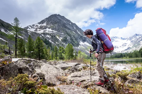 Žena je turistika na stezce u jezera v pohoří Altaj — Stock fotografie