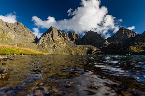 Picturesque lake in valley of Caucasus mountains in Georgia — Stock Photo, Image