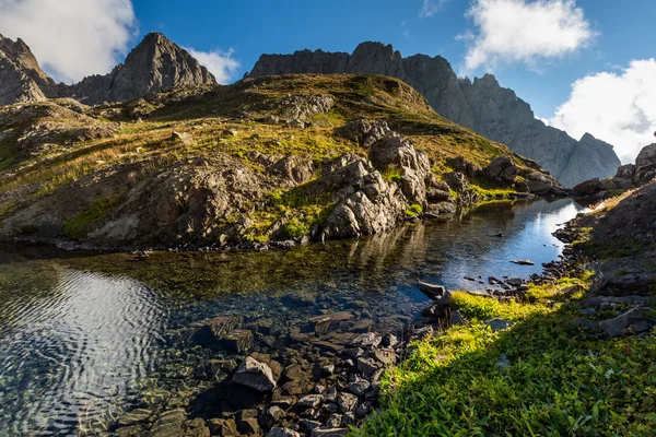 Nézd a hegyi Elbrus Georgia oldaláról — Stock Fotó