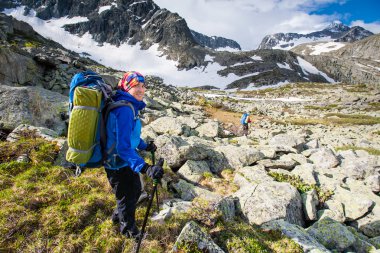 Uzun yürüyüşe çıkan kimse Altay Dağları'nda kamera poz