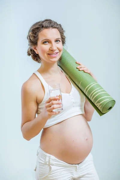 妊娠中の女性はヨガの練習をやっています。 — ストック写真