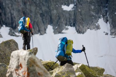 Yürüyüşçüler Altay Dağları'nda dağının kayalık yamaç tırmanışı, 