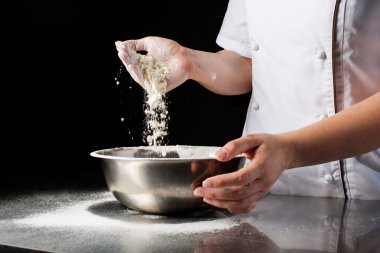 kadın hamur yoğurma eller.