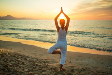 Kafkas kadın pratik yoga, deniz kıyısı
