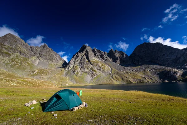 Acampar perto de lago em altas montanhas do Cáucaso, na Geórgia — Fotografia de Stock