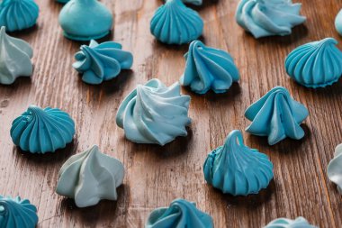 Bizet ahşap bir masaya yakın kadar renkli