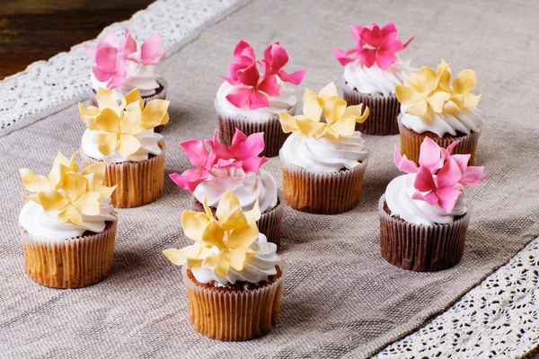 Cupcakes på nära håll på ett träbord — Stockfoto