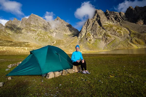 Acampar em pitoresco vale nas montanhas do Cáucaso, na Geórgia — Fotografia de Stock