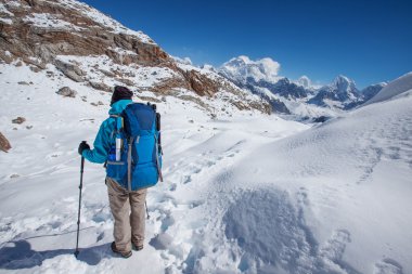 Uzun yürüyüşe çıkan kimse Trek Khumbu Vadisi, Nepal Himalayalar,