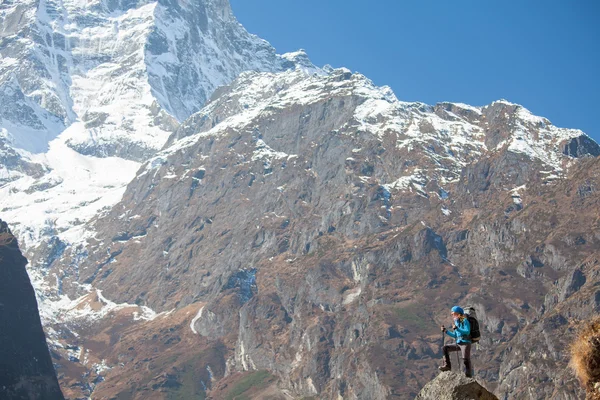 Senderista en la caminata en Himalaya, valle de Khumbu, Nepal — Foto de Stock