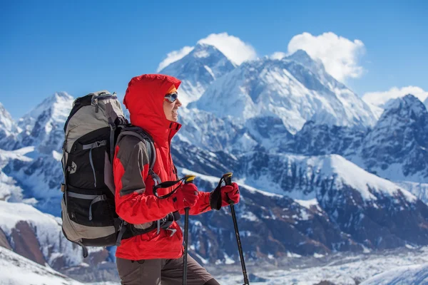 Turysta na wyprawy w Himalaje, Dolina Khumbu, Nepal — Zdjęcie stockowe