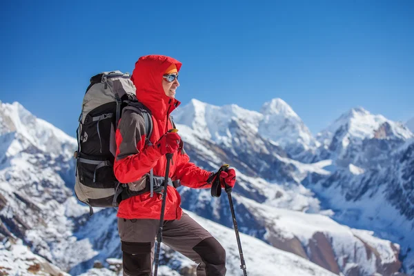 Turista na trek v Himálaji, údolí Khumbu, Nepál — Stock fotografie