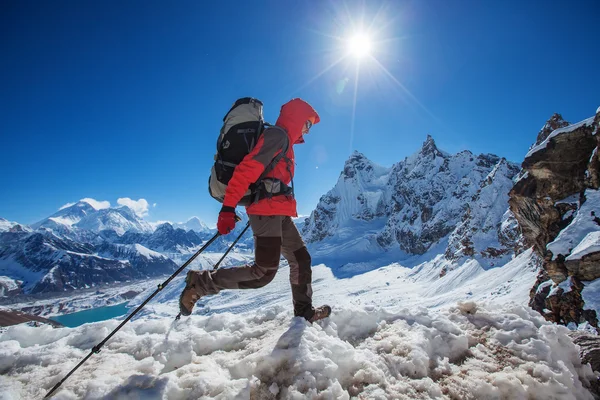 Caminhante na caminhada no Himalaia, vale do Khumbu, Nepal — Fotografia de Stock