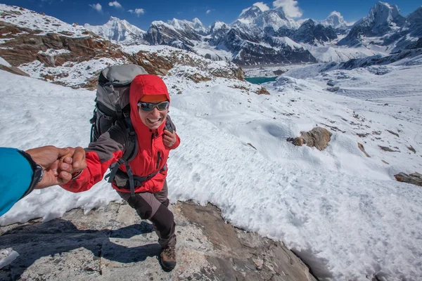 Пеший турист в Гималаях, долине Кхумбу, Непал — стоковое фото