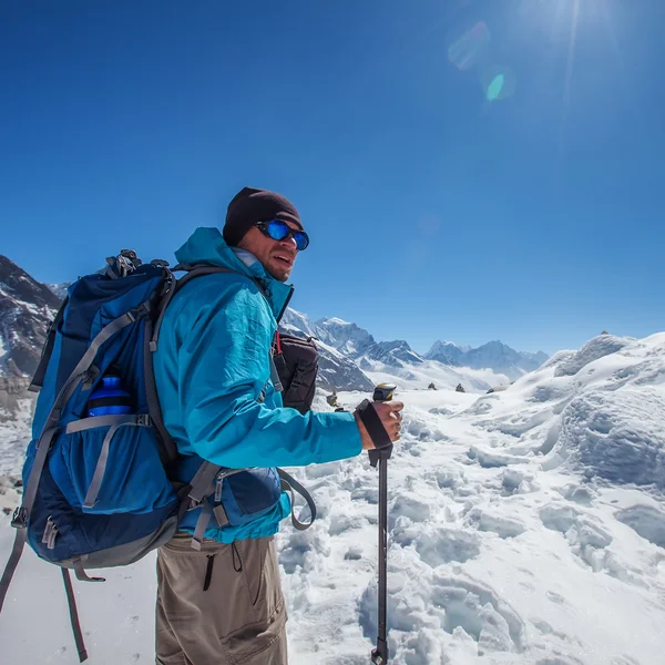 Turista na trek v Himálaji, údolí Khumbu, Nepál — Stock fotografie