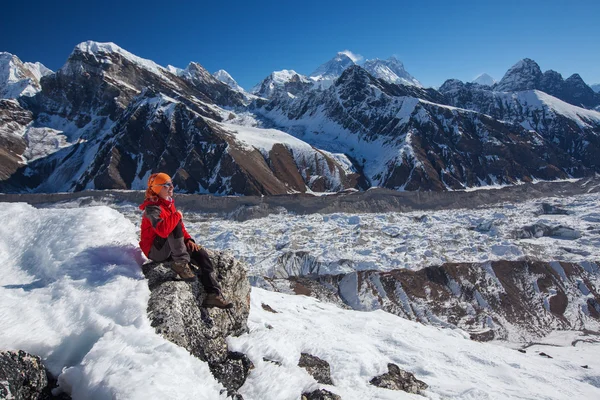 跋涉在喜马拉雅山，昆布谷，尼泊尔的徒步旅行者 — 图库照片