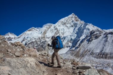 Uzun yürüyüşe çıkan kimse Trek Khumbu Vadisi, Nepal Himalayalar,