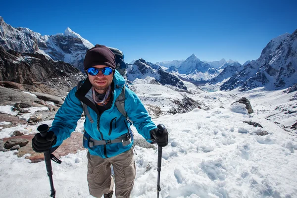 Randonneur sur le trek dans l'Himalaya, vallée de Khumbu, Népal — Photo
