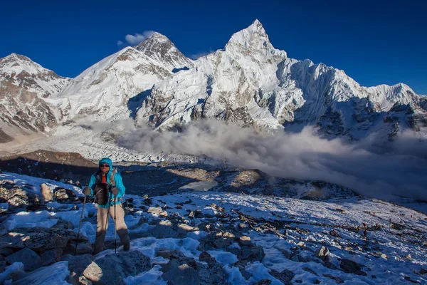 跋涉在喜马拉雅山，昆布谷，尼泊尔的徒步旅行者 — 图库照片