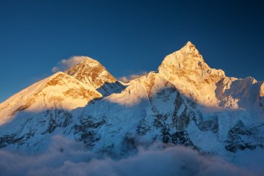 Everest Dağı batımında ısmarlayarak
