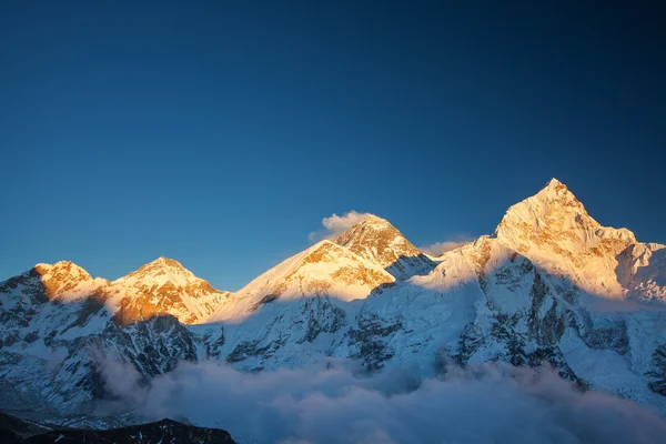 Schilderachtig uitzicht van de Mount Everest bij zonsondergang — Stockfoto
