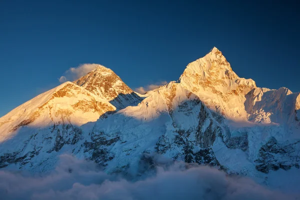 Pintoresca vista del Monte Everest al atardecer — Foto de Stock