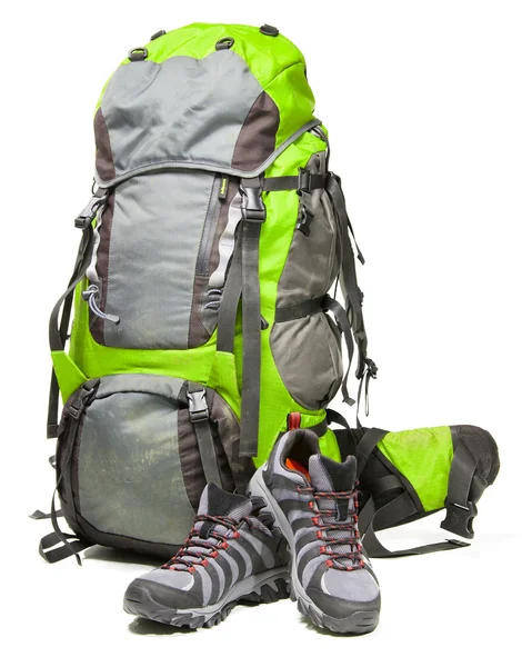 Wanderschuhe und gepackter Rucksack auf weißem Hintergrund — Stockfoto