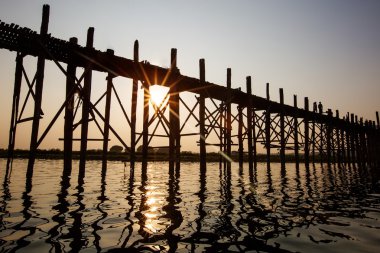 Gün doğumunda Ubein Köprüsü, Mandalay, Myanmar