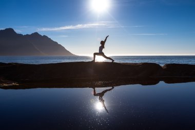 Beyaz kadın yoga excercises pitoresk lan karşı yapıyor