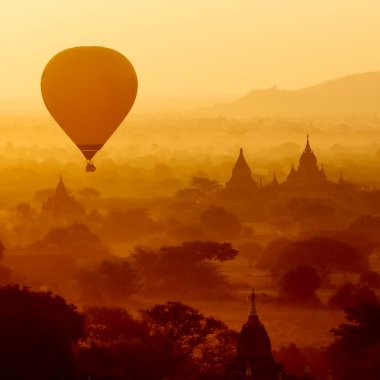 hava balonları Budist tapınakları gündoğumu, üzerinde. Bagan, Myanmar.