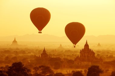 hava balonları Budist tapınakları gündoğumu, üzerinde. Bagan, Myanmar.