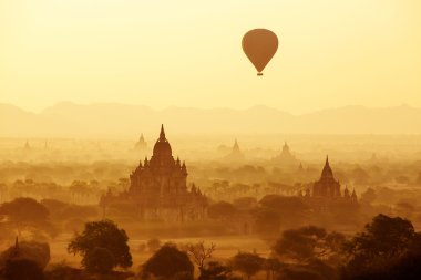 hava balonları Budist tapınakları gündoğumu, üzerinde. Bagan, Myanmar.