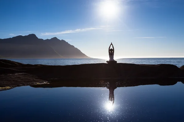 Donna caucasica sta facendo esercizi di yoga contro lan pittoresco — Foto Stock