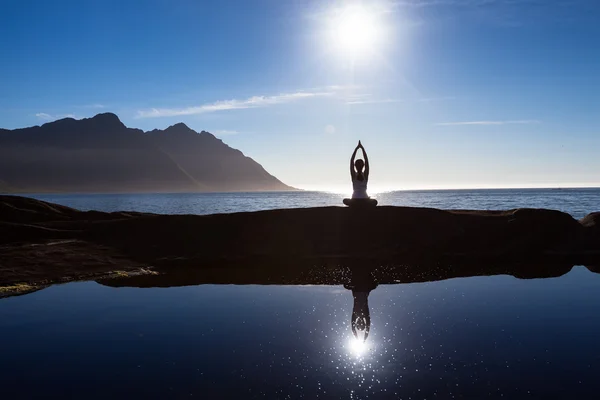 Donna caucasica sta facendo esercizi di yoga contro lan pittoresco — Foto Stock