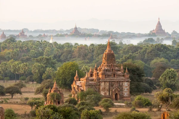 日暮时分，缅甸蒲甘的佛教寺院 — 图库照片