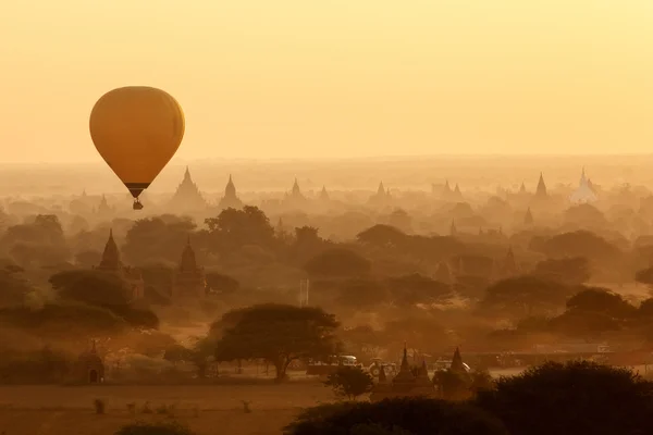해돋이에 사찰 이상 공기 풍선입니다. 바간, 미얀마. — 스톡 사진