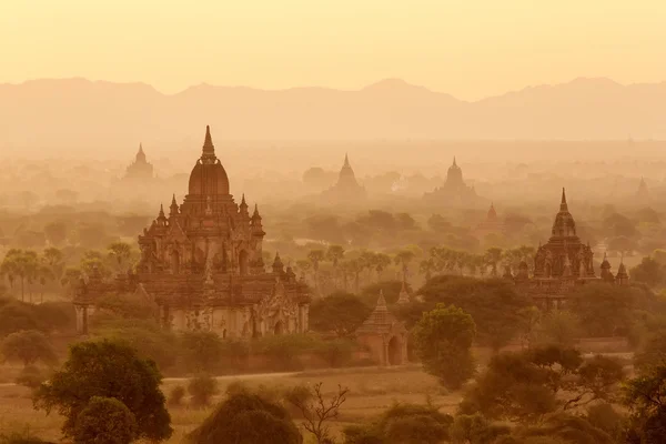 Buddhistiska tempel i Bagan i solnedgången, Myanmar — Stockfoto