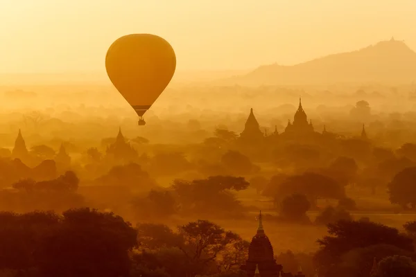 Baloane de aer deasupra templelor budiste la răsăritul soarelui. Bagan, Myanmar . — Fotografie, imagine de stoc