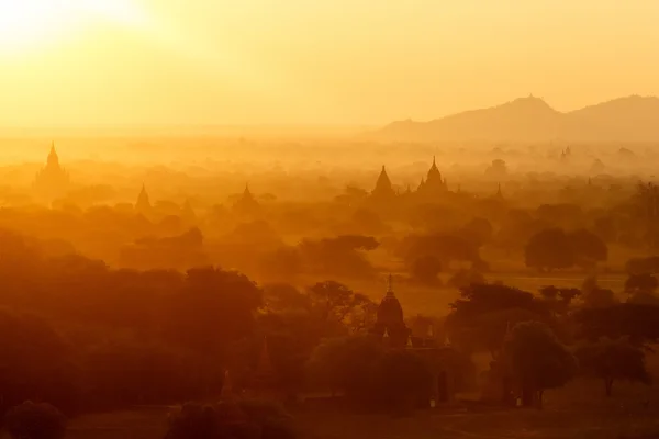 วัดพุทธในบาแกนตอนพระอาทิตย์ตก พม่า — ภาพถ่ายสต็อก