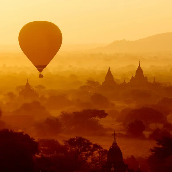 Luftballons über buddhistischen Tempeln bei Sonnenaufgang. bagan, myanmar. — Stockfoto