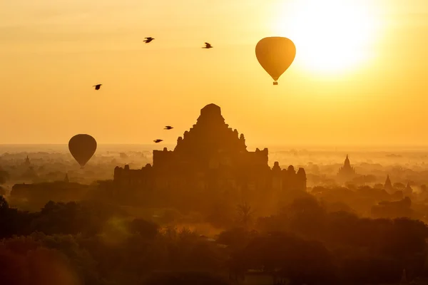 日の出の仏教寺院に気球。バガン、ミャンマー. — ストック写真