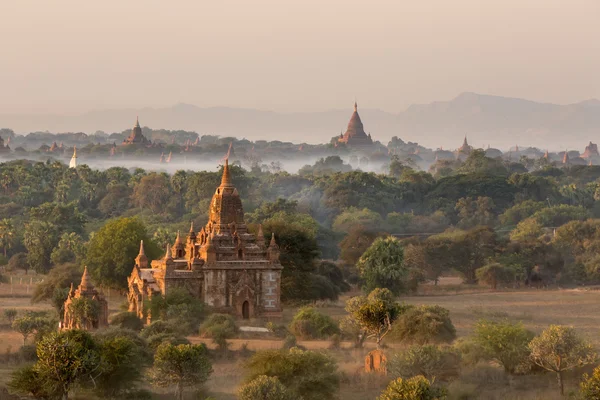 Buddhistiska tempel i Bagan i solnedgången, Myanmar — Stockfoto