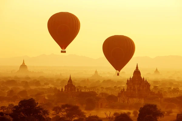 ลูกโป่งอากาศเหนือวัดพุทธตอนพระอาทิตย์ขึ้น บากาน, พม่า . — ภาพถ่ายสต็อก