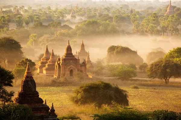 Buddhistiska tempel i Bagan i solnedgången, Myanmar — Stockfoto