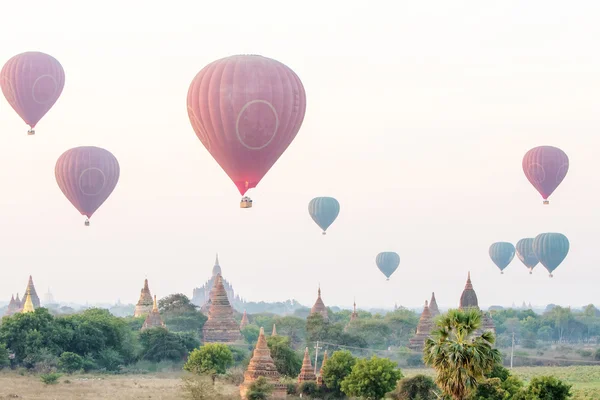 Lucht ballonnen over boeddhistische tempels bij zonsopgang. Bagan, Myanmar. — Stockfoto