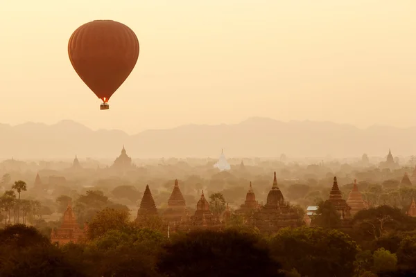 Balões de ar sobre templos budistas ao nascer do sol. Bagan, Myanmar . — Fotografia de Stock