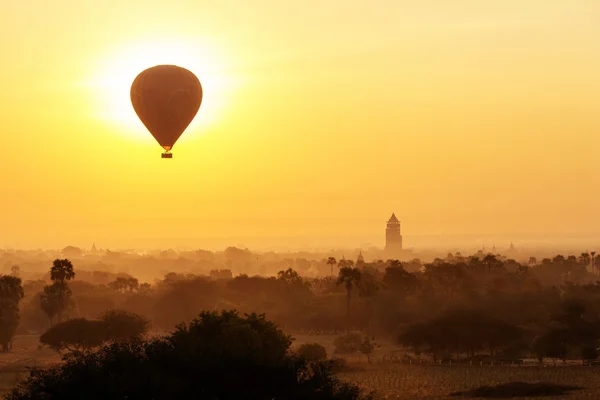 Balões de ar sobre templos budistas ao nascer do sol. Bagan, Myanmar . — Fotografia de Stock